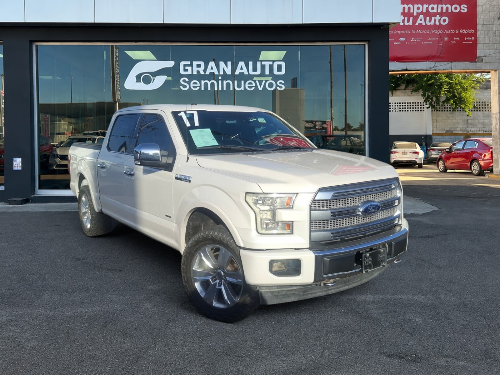 LOBO PLATINUM CREW CAB 4X4 CON SPRAY-IN BEDLINER